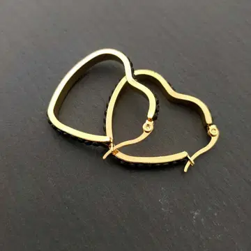 스테인리스 소재 오닉스 하트형 골드 후프 귀걸이