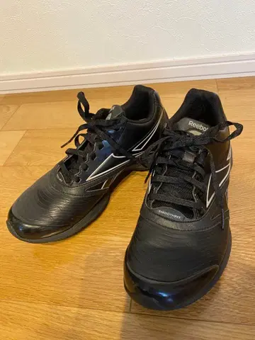 Reebok 블랙 스니커즈