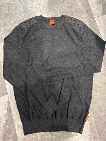 BOSS 다크 그레이 스터드 부착 스웨터 S