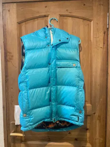 스카이블루 후드 부착 다운 베스트 다운 90%