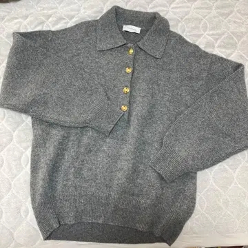 그레이 버튼 부착 폴로 칼라 니트 스웨터
