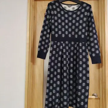 LAURA ASHLEY 네이비 꽃무늬 긴팔 원피스