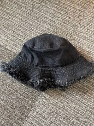 CA4LA 블랙 데님 버킷햇 프린지