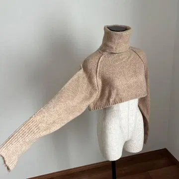 베이지 하이넥 크롭 스웨터