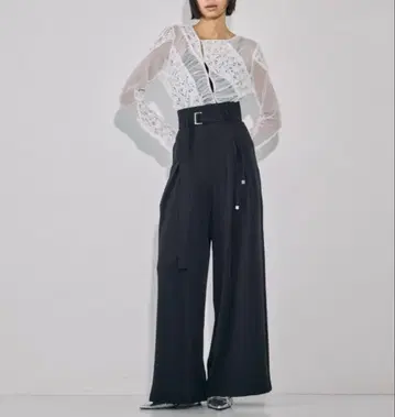 이번 시즌 UNITED TOKYO 스트링 크로스 턱 와이드 팬츠