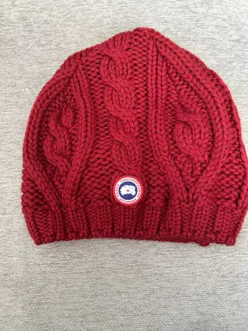 Canada Goose 빨간색 니트 모자 케이블 짜임