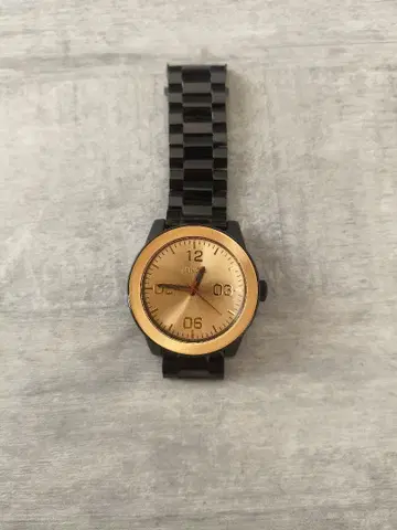 NIXON 블랙 골드 아날로그 손목시계