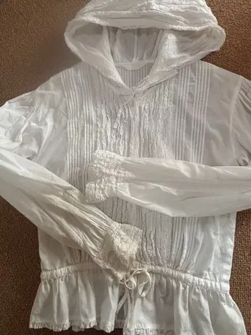 핑크하우스 후드 부착 프릴 오버 블라우스 화이트