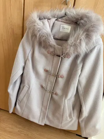 더스티 핑크 퍼(fur) 부착 더플 코트