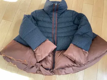 다크 그레이와 브라운의 다운 자켓