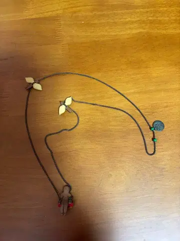 HENRY CUIR 인형과 잎사귀 목걸이