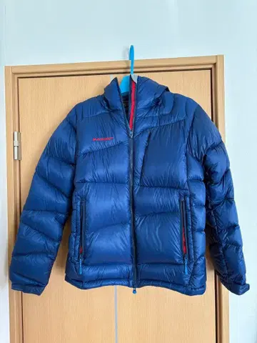 마무트 아틀라스 후디드 다운 자켓 블루