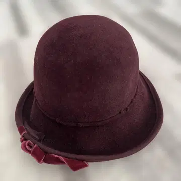 버건디 리본 포함 볼러 모자