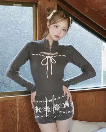 다리치 스티치 리본 오픈 니트탑 그레이