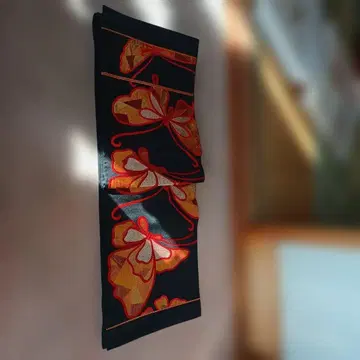 블랙 베이스에 금사 은사 오렌지 나비 후쿠로 오비