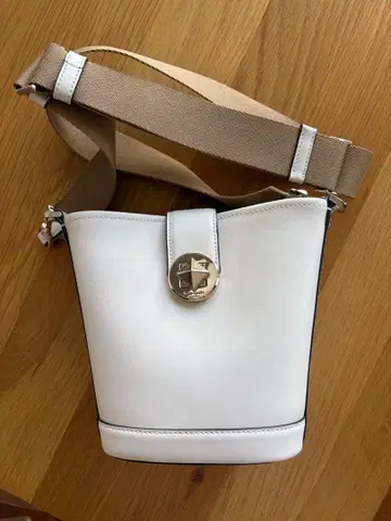 [ 새상품급 ] 케이트 스페이드 화이트 버킷형 숄더백