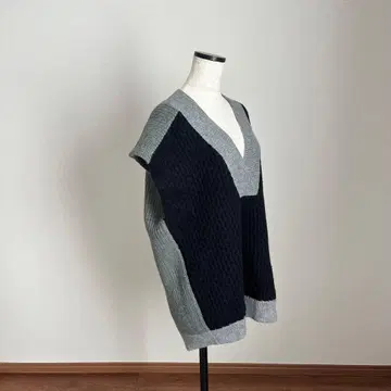 그레이 블랙 V넥 니트 베스트