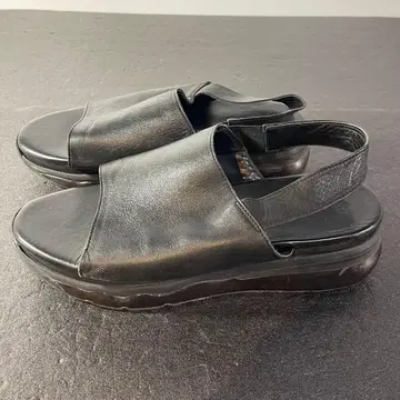 PUBLICTOKYO 블랙 가죽 백 스트랩 샌들 에어 밑창