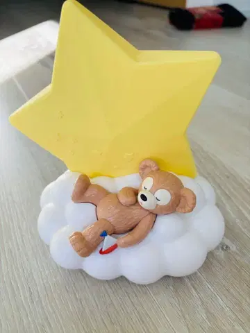 더피 별 모양 라이트 구름 위