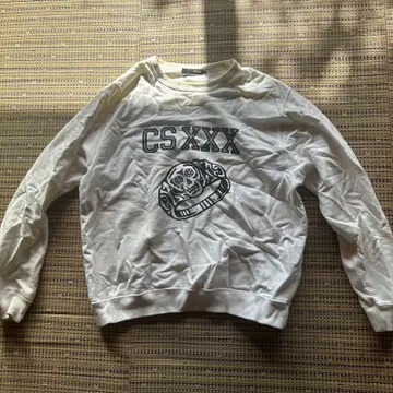 CS XXX 스컬 디자인 화이트 맨투맨