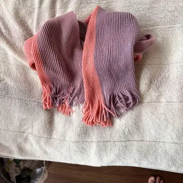 핑크와 보라색 프린지가 달린 머플러