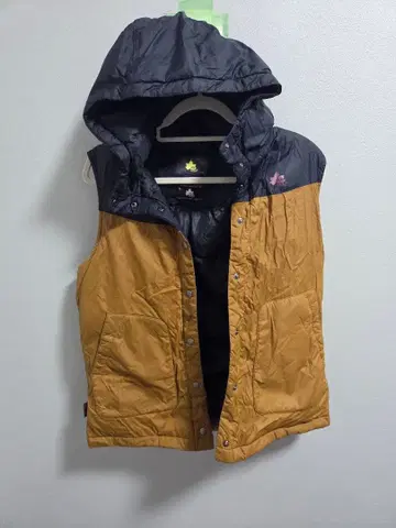 로고 스파크 다운 베스트 후드 부착 네이비 브라운