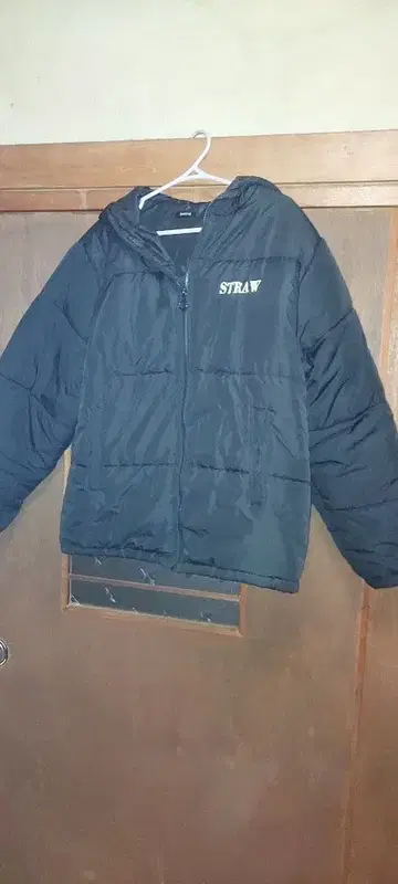 STRAY 후드 부착 다운 자켓 블랙