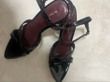 on feet in love 블랙 스트랩 샌들