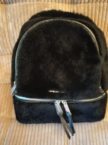 마이클코어스 블랙 퍼 백팩