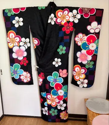 컬러풀 꽃무늬 폴리에스테르 소재의 후리소데입니다.