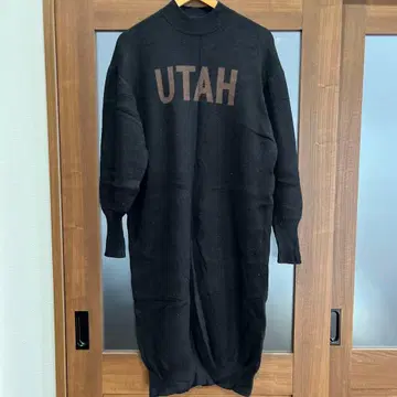 UTAH 로고 블랙 니트 원피스