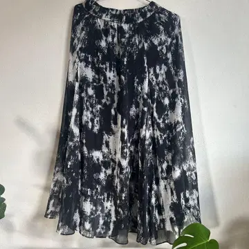 [지나시스] 새상품 플레어 스커트 블랙과 화이트 패턴