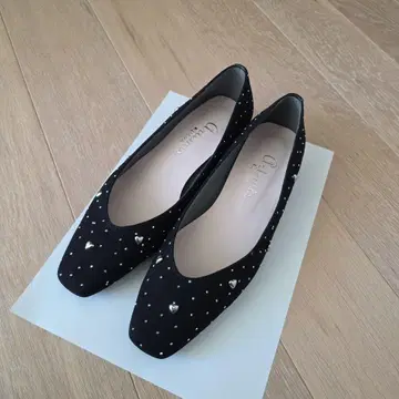 아르테미스 바이 다이애나 하트 리벳 스퀘어토 로우힐 신발