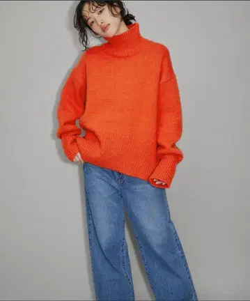 오렌지 터틀넥 니트