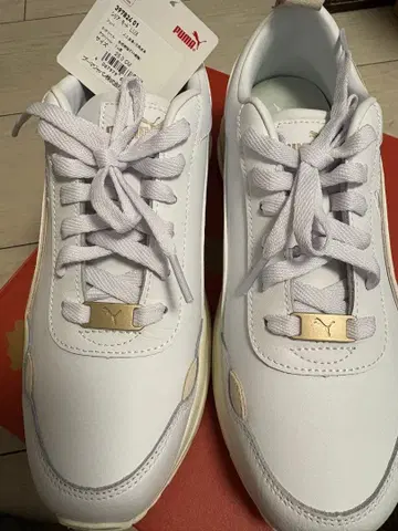 Puma 화이트 스니커즈