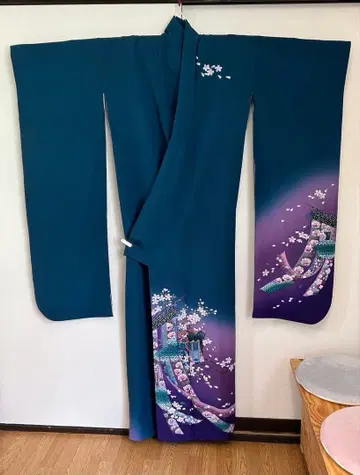 후리소데 다크 블루와 보라색 벚꽃 패턴