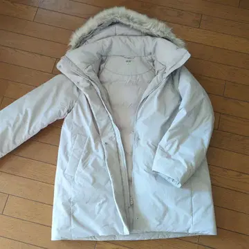 퍼가 달린 라이트 그레이 다운 자켓