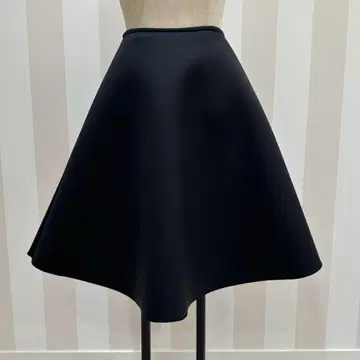 미사용 새상품 카프리샤스미 스커트