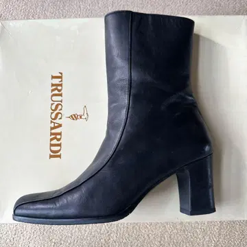 TRUSSARDI 블랙 가죽 부츠 22.5cm