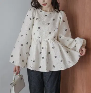 꽃무늬 자카드 페플럼 상의 긴팔 벌룬 슬리브 체형 커버