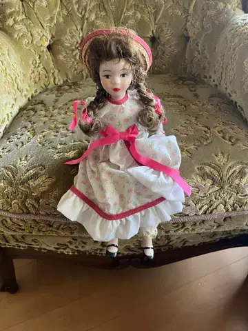 앤티크 인형 화이트와 핑크 꽃무늬