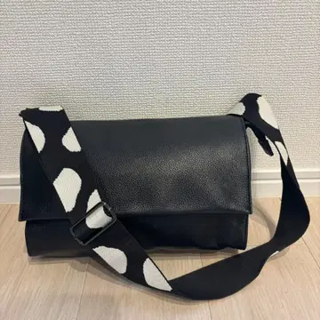 [ 새상품급 ] 이아파피요네 패턴 와이드 테이프 숄더 백 블랙 바디