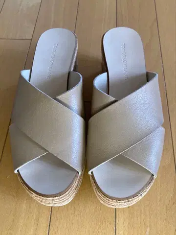 TOMORROWLAND 베이지 크로스 스트랩 샌들