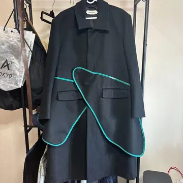 NAMACHEKO 블랙 체스터 코트 터콰이즈 파이핑