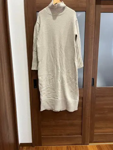 베이지 터틀넥 니트 원피스