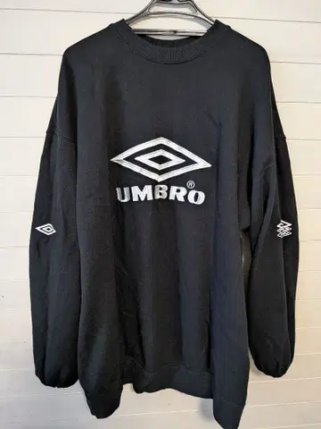 UMBRO 블랙 자수 로고 트레이닝복