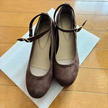 브라운 앵클 스트랩 힐 펌프스