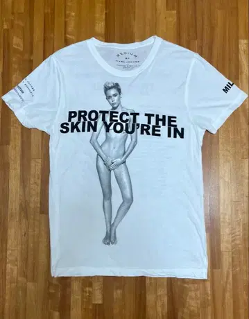 MARC JACOBS 차리티 T셔츠 마일리 사라스 M