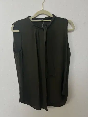 올리브 쉬폰 슬리브리스 블라우스 theory luxe