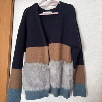 보더 퍼(fur) 부착 니트 가디건